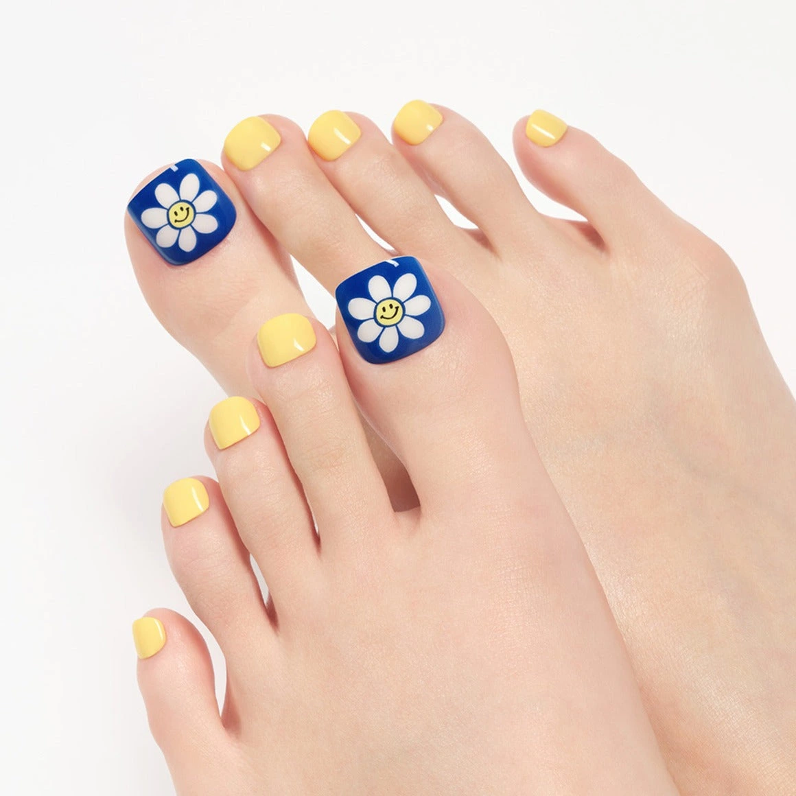 Dashing Diva Pedicure- Sunny Daisy detail
